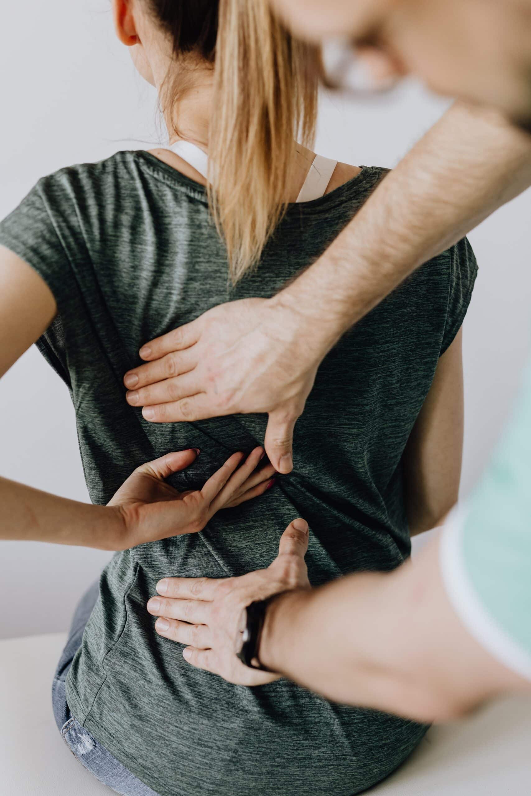 Läkare palperar patients rygg | Citikliniken Sverige